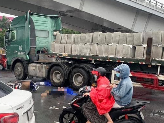  7. Hai phụ nữ tử vong sau va chạm với xe đầu kéo: Chiều 15/11, xe đầu kéo chở bê tông khối lưu thông hướng cầu Vĩnh Tuy (Hà Nội) đi quốc lộ 5. Đến nút giao Đàm Quang Trung - Cổ Linh (quận Long Biên), xe này va chạm với xe máy chở 2 phụ nữ. Hai người đi xe máy ngã xuống đường, tử vong tại chỗ. Chỉ huy Đội CSGT số 5 cho biết thời điểm xảy ra tai nạn, khu vực này có mưa, đường trơn, tầm nhìn hạn chế.