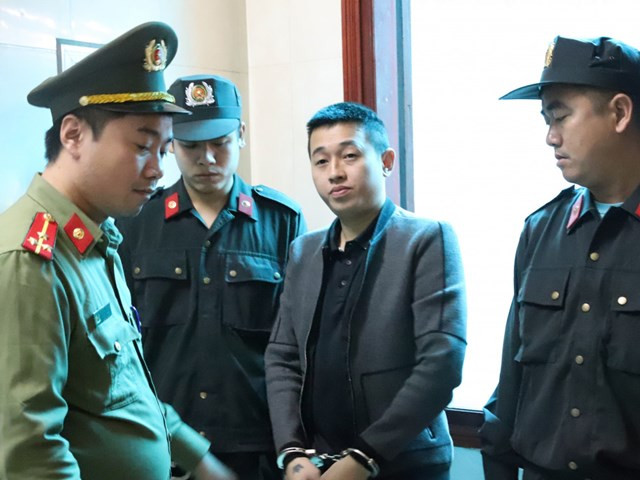  Dùng súng bắn vào nhà con nợ. Ngày 7/11, Cơ quan An ninh điều tra Công an Hà Tĩnh đã tống đạt quyết định khởi tố bị can và lệnh bắt bị can để tạm giam 3 tháng đối với Ngô Đức Bảo (27 tuổi, trú tại thị trấn Cẩm Xuyên, huyện Cẩm Xuyên, Hà Tĩnh) về tội “Tàng trữ, sử dụng trái phép vũ khí quân dụng”. Tối ngày 20/7, Bảo cùng Trần Chí Linh (29 tuổi) đến nhà anh Nguyễn Văn Hoàng (28 tuổi, thôn Trung Đông, xã Cẩm Dương, huyện Cẩm Xuyên) để đòi nợ. Tại đây, Bảo lấy một khẩu súng ngắn, bắn vào cửa sổ phía trước nhà Hoàng, sau đó Linh nhặt các vỏ đạn rơi và cả hai ra về. Bảo là đối tượng hình sự “cộm cán” trên địa bàn. Ảnh: ĐĐK