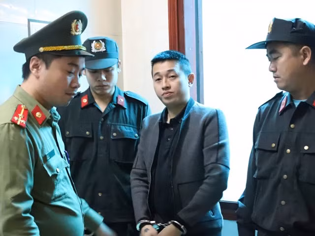  Dùng súng bắn vào nhà con nợ. Ngày 7/11, Cơ quan An ninh điều tra Công an Hà Tĩnh đã tống đạt quyết định khởi tố bị can và lệnh bắt bị can để tạm giam 3 tháng đối với Ngô Đức Bảo (27 tuổi, trú tại thị trấn Cẩm Xuyên, huyện Cẩm Xuyên, Hà Tĩnh) về tội “Tàng trữ, sử dụng trái phép vũ khí quân dụng”. Tối ngày 20/7, Bảo cùng Trần Chí Linh (29 tuổi) đến nhà anh Nguyễn Văn Hoàng (28 tuổi, thôn Trung Đông, xã Cẩm Dương, huyện Cẩm Xuyên) để đòi nợ. Tại đây, Bảo lấy một khẩu súng ngắn, bắn vào cửa sổ phía trước nhà Hoàng, sau đó Linh nhặt các vỏ đạn rơi và cả hai ra về. Bảo là đối tượng hình sự “cộm cán” trên địa bàn. Ảnh: ĐĐK