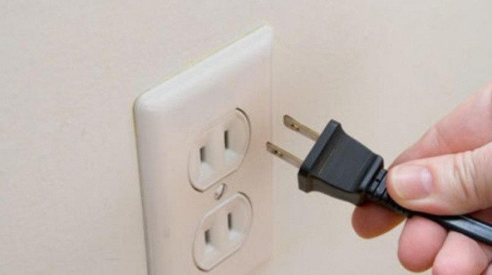  Bé trai 2 tuổi tử vong nghi bị điện giật. Ngày 7/11, Công an huyện Tân Biên, tỉnh Tây Ninh đang tìm hiểu nguyên nhân tử vong của cháu H.T.G. (2 tuổi) nghi do điện giật trên địa bàn xã Hòa Hiệp. Khoảng 6h30 ngày 5/11, bà Nguyễn Thị Ngân (48 tuổi, người trông giữ cháu G.) đến đón G. tại khu vực chợ Hòa Hiệp đưa về nhà trông coi. Khi về nhà, cháu G. bị ngã vào khung võng khi nhặt đồ chơi văng ra ngoài gần võng. Bà Ngân chạy đến, đụng tay vào người cháu G. thì bị điện giật nên bà Ngân hô hoán, cúp điện, cùng chồng đưa cháu G. đi cấp cứu nhưng cháu bé đã tử vong.