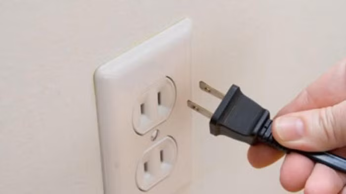  Bé trai 2 tuổi tử vong nghi bị điện giật. Ngày 7/11, Công an huyện Tân Biên, tỉnh Tây Ninh đang tìm hiểu nguyên nhân tử vong của cháu H.T.G. (2 tuổi) nghi do điện giật trên địa bàn xã Hòa Hiệp. Khoảng 6h30 ngày 5/11, bà Nguyễn Thị Ngân (48 tuổi, người trông giữ cháu G.) đến đón G. tại khu vực chợ Hòa Hiệp đưa về nhà trông coi. Khi về nhà, cháu G. bị ngã vào khung võng khi nhặt đồ chơi văng ra ngoài gần võng. Bà Ngân chạy đến, đụng tay vào người cháu G. thì bị điện giật nên bà Ngân hô hoán, cúp điện, cùng chồng đưa cháu G. đi cấp cứu nhưng cháu bé đã tử vong.