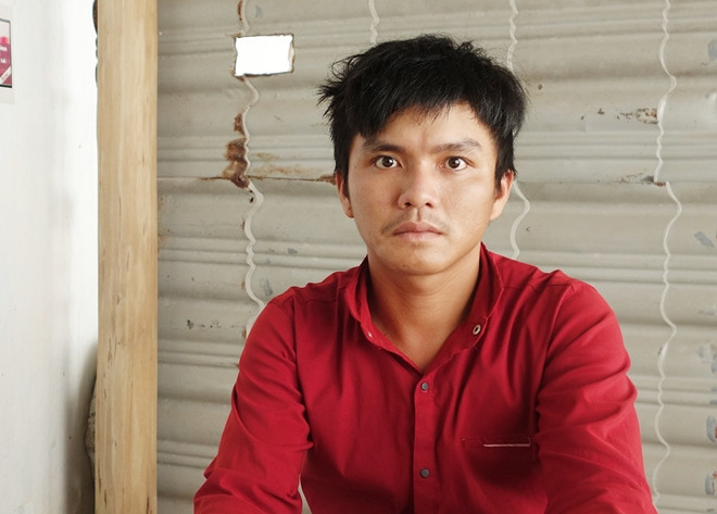  3 thanh niên cùng giao cấu bé gái 10 tuổi. Ngày 7/11, Cơ quan CSĐT Công an tỉnh An Giang đã tạm giữ đối tượng Nguyễn Văn Sơn (SN 1999, trú tại huyện Hồng Ngự, tỉnh Đồng Tháp); Phan Thanh Bảo (SN 1999, trú tại huyện Châu Phú, tỉnh An Giang) và cho gia đình bảo lãnh đối với Nguyễn Văn Quí (SN 2006, trú tại xã Mỹ Hội Đông, huyện Chợ Mới, tỉnh An Giang) để tiếp tục điều tra về hành vi hiếp dâm người dưới 16 tuổi. Trước đó tối ngày 1/11, 3 đối tượng trên đã rủ bé gái uống rượu, sau đó dụ bé cho quan hệ thì sẽ cho tiền chơi game và thay nhau giao cấu với bé. Ảnh: CAND