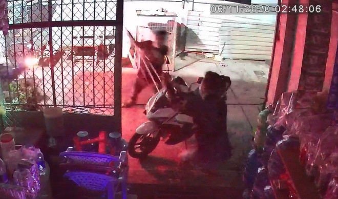  Truy bắt nhóm côn đồ hành hung nam thanh niên trước cửa nhà. Ngày 7/11, Công an quận Bình Tân, TP.HCM đang ráo riết truy bắt nhóm đối tượng dùng hung khí gây thương tích cho anh Lâm Huỳnh Tuấn (30 tuổi, ngụ phường An Lạc A, quận Bình Tân). Rạng sáng 6/11, anh Tuấn đi chơi về nhà trong hẻm Đỗ Năng Tế, phường An Lạc A, bất ngờ bị một nhóm hơn 10 người chạy xe máy tới, cầm ba chĩa, mã tấu lao vào tấn công anh Tuấn. Nạn nhân bỏ chạy và bị nhóm côn đồ truy sát. Nhóm người còn quay lại đập phá đồ đạc trong nhà rồi lên xe bỏ đi. 