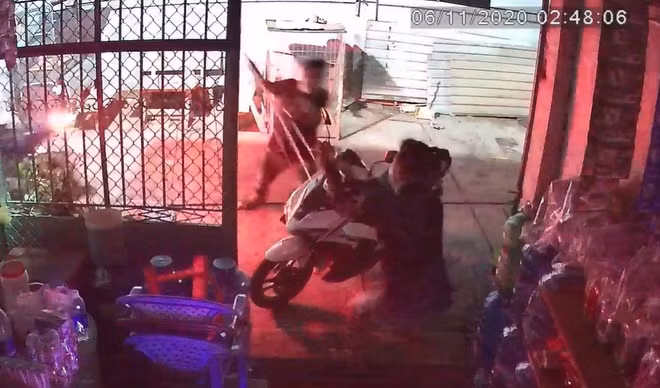  Truy bắt nhóm côn đồ hành hung nam thanh niên trước cửa nhà. Ngày 7/11, Công an quận Bình Tân, TP.HCM đang ráo riết truy bắt nhóm đối tượng dùng hung khí gây thương tích cho anh Lâm Huỳnh Tuấn (30 tuổi, ngụ phường An Lạc A, quận Bình Tân). Rạng sáng 6/11, anh Tuấn đi chơi về nhà trong hẻm Đỗ Năng Tế, phường An Lạc A, bất ngờ bị một nhóm hơn 10 người chạy xe máy tới, cầm ba chĩa, mã tấu lao vào tấn công anh Tuấn. Nạn nhân bỏ chạy và bị nhóm côn đồ truy sát. Nhóm người còn quay lại đập phá đồ đạc trong nhà rồi lên xe bỏ đi. 