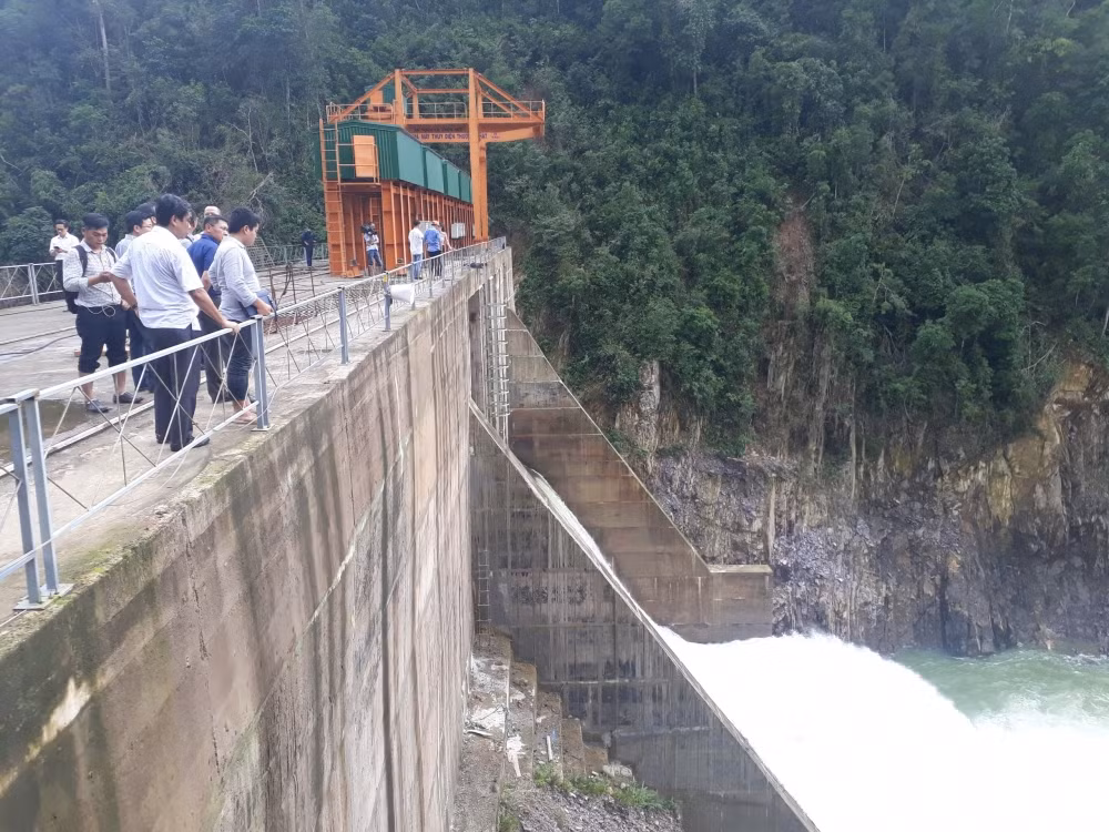 Thuy dien Thuong Nhat tich nuoc trai phep: Xem xet thu hoi giay phep