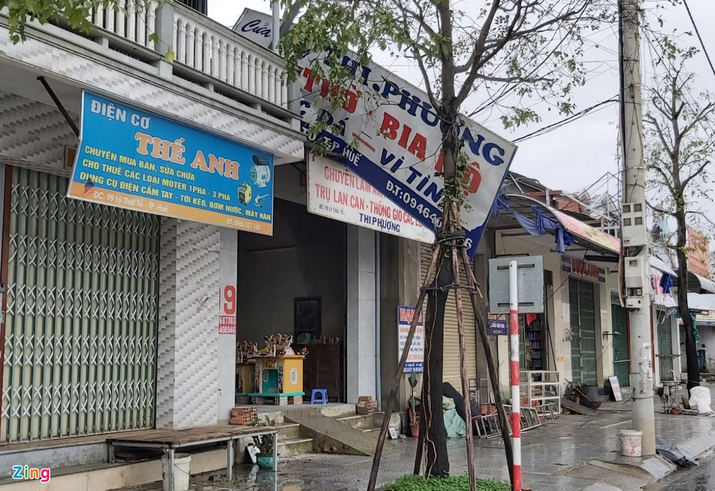 Nhiều nhà dân ở TP Huế cũng bị hư hại do gió mạnh.