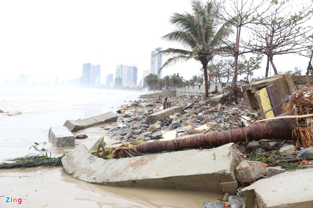 Ông Nguyễn Văn Đạt (ở phường Mân Thái) cho biết từ sau cơn bão số 9, đoạn kè đã bị hư hỏng khoảng 70 m. "Đến bão số 13, có thêm khoảng 60 m bờ kè bị sạt lở thêm", ông nói.