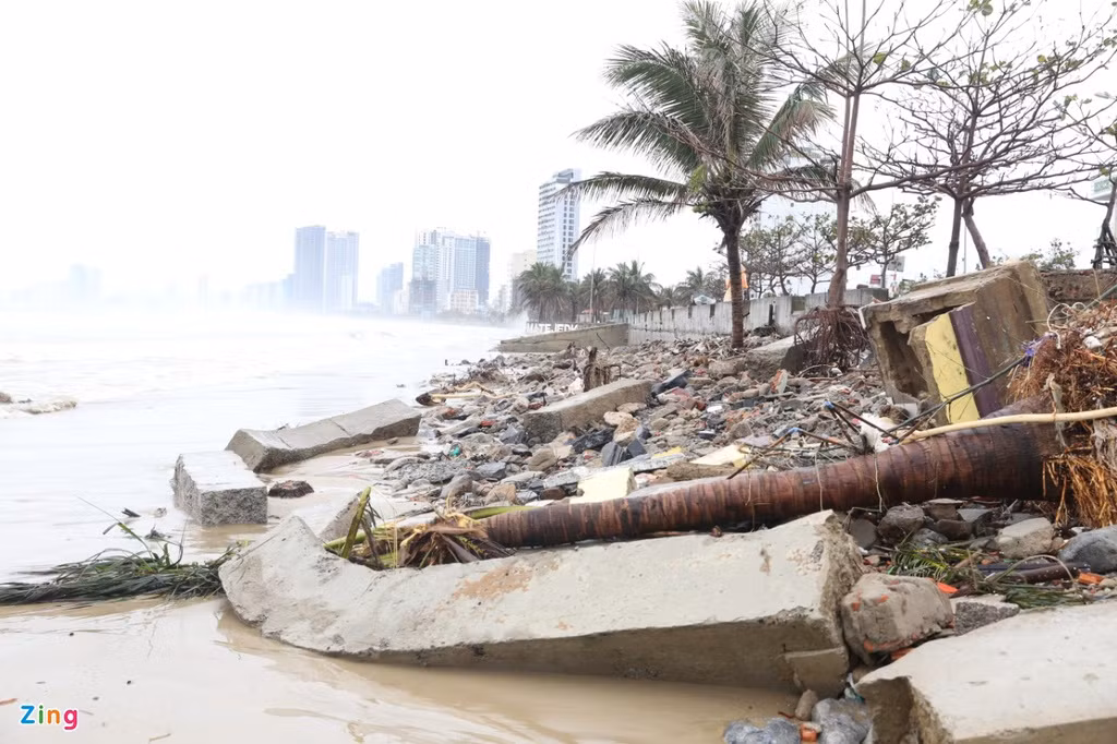 Ông Nguyễn Văn Đạt (ở phường Mân Thái) cho biết từ sau cơn bão số 9, đoạn kè đã bị hư hỏng khoảng 70 m. "Đến bão số 13, có thêm khoảng 60 m bờ kè bị sạt lở thêm", ông nói.
