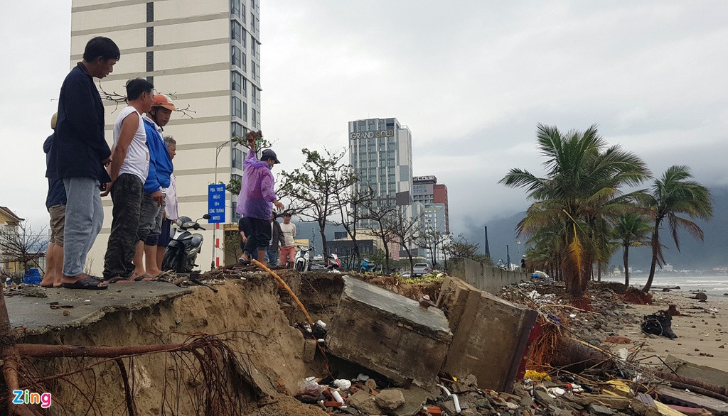 Tại Đà Nẵng, sóng biển cao 4-5 m đập vào bờ kè, gây sạt lở đoạn kè Mân Thái ở quận Sơn Trà.