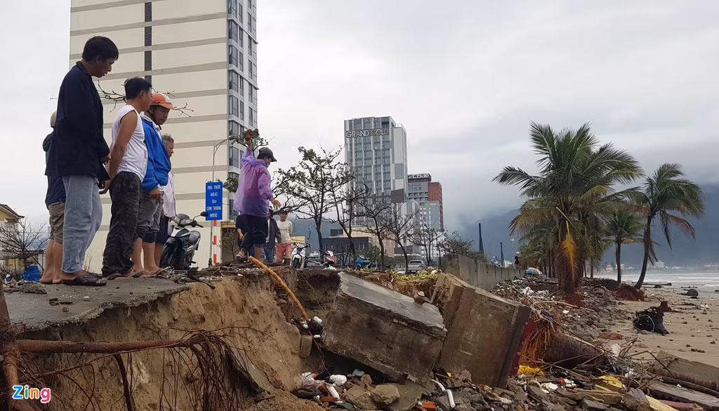 Tại Đà Nẵng, sóng biển cao 4-5 m đập vào bờ kè, gây sạt lở đoạn kè Mân Thái ở quận Sơn Trà.