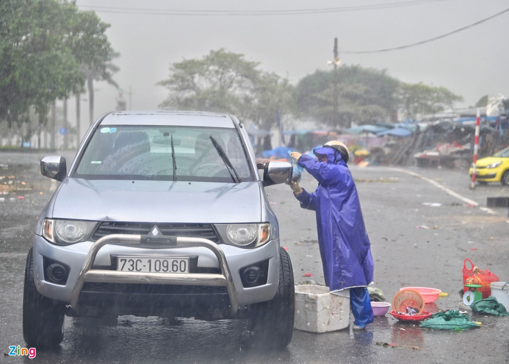 Còn tại TP Đồng Hới, Quảng Bình, mưa lớn kèm gió giật mạnh xuất hiện từ sáng nay. Đường phố vắng người qua lại, chỉ có một số xe tải và xe khách di chuyển trên đường. Một số người dân vẫn bất chấp mưa lớn và gió buôn bán ở chợ cóc và một số cửa hàng kinh doanh.