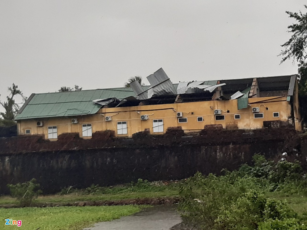 Một dãy nhà trong Bệnh viện Quân y 268 ở TP Huế cũng bị gió lớn làm tốc mái.