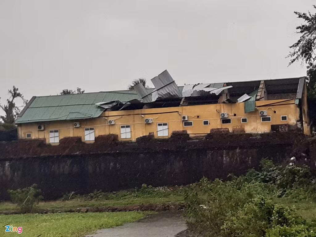 Một dãy nhà trong Bệnh viện Quân y 268 ở TP Huế cũng bị gió lớn làm tốc mái.