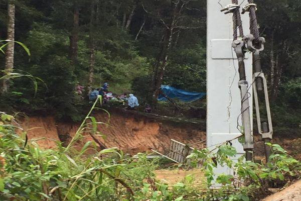  Bốn du khách bị lũ cuốn trôi cùng cầu treo. Ngày 29/11,một nhóm du khách tham gia tour khám phá núi rừng do Vườn Quốc gia Bidoup-Núi Bà tổ chức. Khi nhóm này cố băng qua một con suối thuộc thôn Long Lanh, xã Đạ Chais, nơi có chiếc cầu treo và dòng nước đang chảy mạnh thì bất ngờ lũ ập về, cuốn trôi cả cầu treo cùng 4 du khách. Hai người may mắn trèo lên ngọn cây, 2 người hiện đang mất tích. Hiện lực lượng chức năng đang tiếp cận hiện trường tập trung cứu hộ cứu nạn.