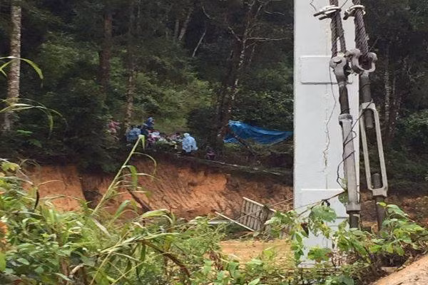  Bốn du khách bị lũ cuốn trôi cùng cầu treo. Ngày 29/11,một nhóm du khách tham gia tour khám phá núi rừng do Vườn Quốc gia Bidoup-Núi Bà tổ chức. Khi nhóm này cố băng qua một con suối thuộc thôn Long Lanh, xã Đạ Chais, nơi có chiếc cầu treo và dòng nước đang chảy mạnh thì bất ngờ lũ ập về, cuốn trôi cả cầu treo cùng 4 du khách. Hai người may mắn trèo lên ngọn cây, 2 người hiện đang mất tích. Hiện lực lượng chức năng đang tiếp cận hiện trường tập trung cứu hộ cứu nạn.