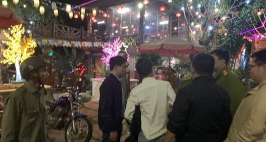  Phóng viên bị côn đồ chém nghi do báo tin liên quan đến gỗ lậu. Ngày 29/11, Công an TP Pleiku, tỉnh Gia Lai cho biết đang phối hợp điều tra vụ việc ông H.H.N (phóng viên một tạp chí trên địa bàn Gia Lai) bị hai kẻ lạ mặt đi xe máy chém vào lưng rồi phóng xe bỏ chạy. Tối ngày 28/11, N. đi dự tiệc thôi nôi tại một nhà hàng trên địa bàn phường Hội Phú. Khi ông N ra bãi giữ xe máy, bị hai đối tượng lạ, đi xe máy không có biển số, hiệu Air Blade từ phía sau lao tới dùng dao chém vào vùng lưng. Trước đó vài ngày, ông N. phát hiện có việc vận chuyển gỗ lậu về một xưởng gỗ trên địa bàn nên đã nhắn tin báo cho Chi cục Kiểm lâm tỉnh Gia Lai xử lý.