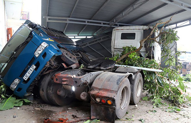  Xe bồn gãy đôi sau khi tông vào ba nhà dân. Sáng ngày 29/11, xe bồn chở gas mang biển số 51D - 095.42 do tài xế Nguyễn Văn Hải (33 tuổi, trú TP.Quy Nhơn, Bình Định) điều khiển lưu thông trên Quốc lộ 20 theo hướng Đà Lạt đi TP.HCM. Đến đoạn qua thôn Ánh Mai 1, xã Lộc Châu, TP.Bảo Lộc, Lâm Đồng bị mất lái và tông vào 3 ngôi nhà ven đường cùng cây xanh và trụ điện cũng bị tông gẫy đổ. Xe bồn tiếp tục tông gãy 2 trụ điện hạ thế và 3 cây xanh ven quốc lộ khiến dây điện, cáp viễn thông và cành cây đứt, gãy ngổn ngang. Xe bồn gây tai nạn cũng bị gãy đôi.