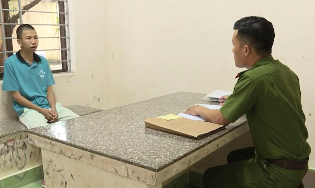  Khởi tố đối tượng hiếp dâm người dưới 16 tuổi. Ngày 29/11, Công an tỉnh Bà Rịa – Vũng Tàu cho biết, Công an TX. Phú Mỹ đã khởi tố, bắt tạm giam đối tượng Hồ Phi Bảo (SN 2002, quê tỉnh Đồng Nai) để điều tra về hành vi hiếp dâm người dưới 16 tuổi. Tháng 5/2020, Bảo quen với cháu L.T.A. (SN 2008, Đồng Tháp) qua mạng Facebook. Ngày 30/10, cháu A. đi xe khách từ Đồng Tháp đến TX. Phú Mỹ để gặp Bảo. Sau đó, Bảo chở cháu A. về nhà tại xã Tân Hòa, TX. Phú Mỹ. Đến 22 giờ cùng ngày, Bảo đưa cháu A. vào phòng ngủ và thực hiện hành vi quan hệ tình dục. Thời điểm này, cháu A. mới 12 tuổi 3 tháng. Sau đó, gia đình bé A. đã đến cơ quan trình báo. Bảo cũng đến cơ quan công an đầu thú và khai nhận toàn bộ hành vi phạm tội.