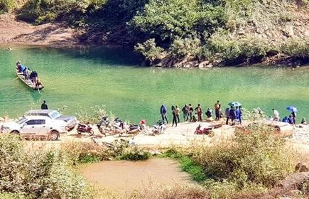  Tìm thấy thi thể cán bộ giám sát giao thông bị nước cuốn trôi. Trưa ngày 29/11, lực lượng chức năng huyện Mường Chà, Điện Biên đã tìm thấy thi thể anh Lò Ngọc Toàn (sinh năm 1987), cán bộ phòng Quản lý Giám sát thuộc Ban Quản lý dự án các công trình giao thông tỉnh Điện Biên sau 3 ngày nỗ lực tìm kiếm. Trước đó, chiều 26/11, anh Toàn đi công tác, kiểm tra tuyến đường Na Sang - Huổi Mí - Nậm Mức, trên đường về đã gặp nạn bị nước cuốn trôi cả người và xe tại khu vực cầu tạm bản Nậm Cút, xã Nậm Nèn, huyện Mường Chà.