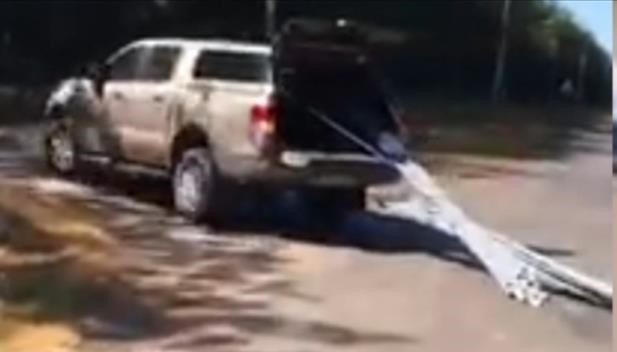  Vi phạm giao thông, Giám đốc nông trường cao su ở Bình Phước bất tuân lệnh CSGT. Ngày 29/11, Công an huyện Phú Riềng, Bình Phước cho biết, đang điều tra, xử lý ông Trần Văn Khánh, Giám đốc Nông trường 4, Công ty TNHH một thành viên cao su Phú Riềng (doanh nghiệp Nhà nước) vi phạm giao thông còn tăng ga tháo chạy. Trước đó, ông Khánh điều khiển xe bán tải chở hàng quá khổ, kéo lê trên mặt đường. Dù CSGT đã ra tín hiệu dừng xe nhưng tài xế xe bán tải không tuân thủ và tăng ga bỏ chạy làm hàng hóa rơi xuống đường.