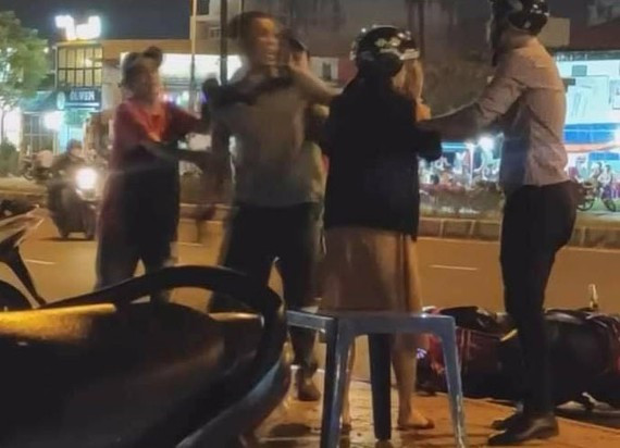 Danh nguoi sau va cham giao thong: Van hoa con do can dep bo