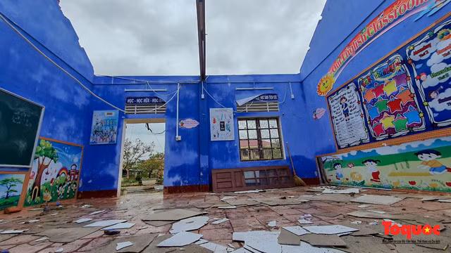 Trường TH Phú Thuận (huyện Phú Vang, tỉnh Thừa Thiên Huế) là một trong những ngôi trường bị hư hại nặng do bão số 13 (Vamco). Ảnh: Tổ Quốc.