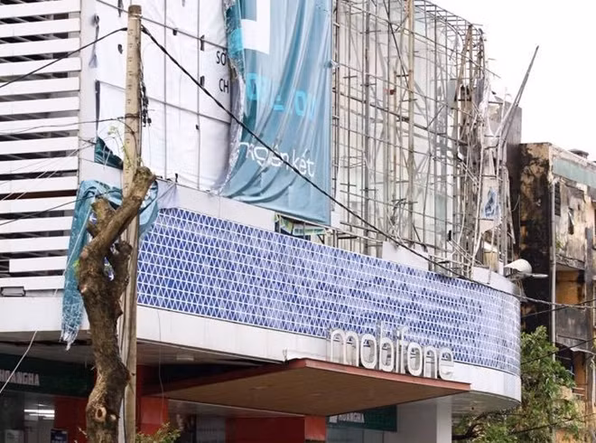 Nhiều biển hiệu ở TP Huế bị gió bão số 13 làm hư hỏng. Ảnh: CAND