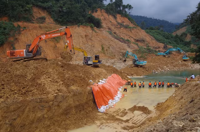  Phát hiện một số vật dụng áo quần, xe máy… dưới lòng sông Rào Trăng: Sáng 22/11, Ban chỉ đạo tìm kiếm nạn nhân mất tích tại thủy điện Rào Trăng 3, xã Phong Xuân, huyện Phong Điền hoàn thành việc ngăn đập, nắn dòng chảy của sông Rào Trăng. Bước đầu lực lượng tìm kiếm phát hiện được một số vật dụng của các công nhân bị đất đá vùi lấp như áo quần, chiếu, xe máy. Việc này cho thấy khả năng cao các nạn nhân bị vùi lấp tại khu vực này nên công tác tìm kiếm cứu nạn đang được khẩn trương triển khai.