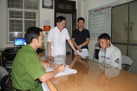 Tại cơ quan công an, Lủ khai nhận, vào 13h30 ngày 22/10, Lủ ra khu vực đồi tìm sóng điện thoại gọi cho bạn và ngồi chơi điện thoại. Tại đây, Lủ nhìn thấy nạn nhân Lý Mùi D. (SN 1989, dân tộc Dao, ở thị xã Sa Pa) – một cô gái khuyết tật đi lên nương ngô nên đã đi theo. Khi đến bãi ngô của gia đình D, đối tượng đã dùng vũ lực uy hiếp, thực hiện hành vi đồi bại, sát hại nạn nhân...