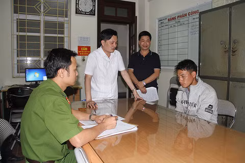 Tại cơ quan công an, Lủ khai nhận, vào 13h30 ngày 22/10, Lủ ra khu vực đồi tìm sóng điện thoại gọi cho bạn và ngồi chơi điện thoại. Tại đây, Lủ nhìn thấy nạn nhân Lý Mùi D. (SN 1989, dân tộc Dao, ở thị xã Sa Pa) – một cô gái khuyết tật đi lên nương ngô nên đã đi theo. Khi đến bãi ngô của gia đình D, đối tượng đã dùng vũ lực uy hiếp, thực hiện hành vi đồi bại, sát hại nạn nhân...