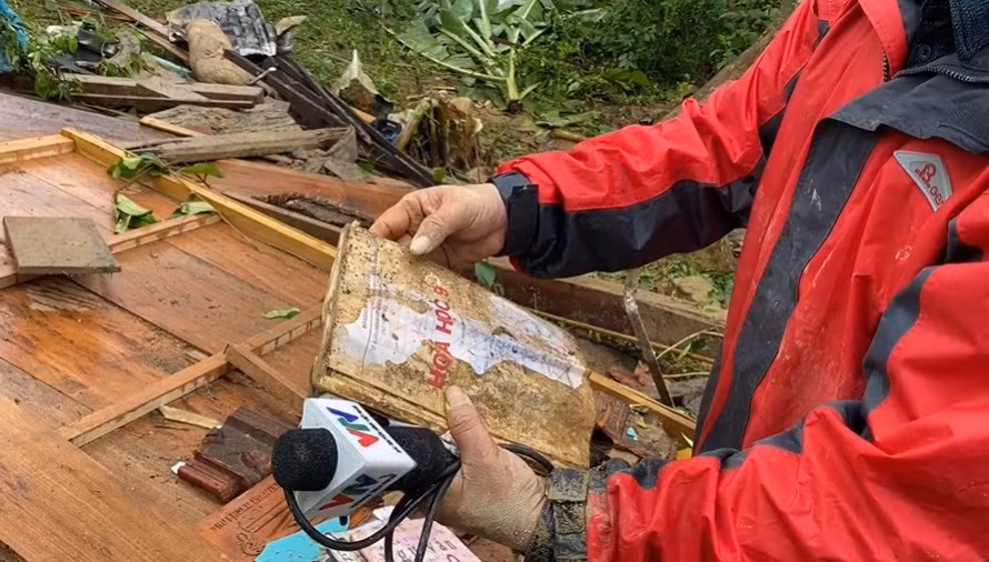 Trước mắt, các nguồn ủng hộ sẽ tập trung cho việc tặng sách, vở cho học sinh vùng lũ, cố gắng đảm bảo tất cả học sinh có sách, vở đến trường. Sau bão, hầu hết các em học sinh ở vùng lũ đều bị thiếu sách giáo khoa và đồ dùng học tập.