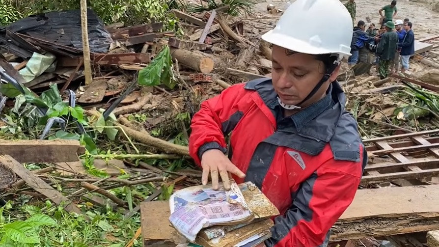 Sách vở học sinh được tìm thấy trong đống đổ nát ở Trà Leng. Ảnh: VGP