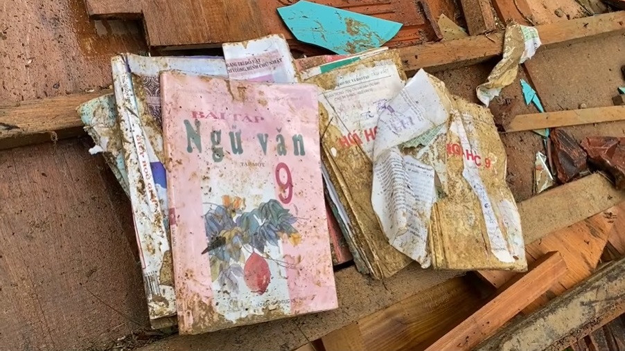 Ngày 31/10, tại hội nghị trực tuyến toàn quốc ngành giáo dục, Bộ trưởng Bộ GD&amp;ĐT Phùng Xuân Nhạ cũng đã kêu gọi các tổ chức, cá nhân tiếp tục hỗ trợ ngành Giáo dục miền Trung vượt qua khó khăn. Ảnh: VGP