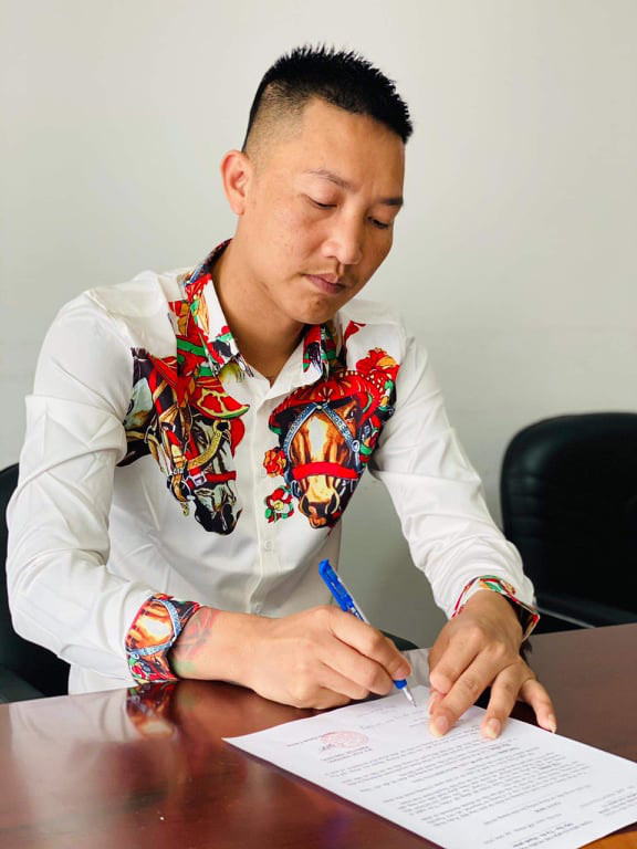 Trước đó, ngày 23/10/2020, trên fanpage “Huấn Hoa Hồng” của ông Bùi Xuân Huấn (trú tại quận Thanh Xuân, Hà Nội) đăng tải video clip “Các nghệ sĩ chung tay ủng hộ đồng bào lũ lụt miền Trung” gắn logo (biểu tượng) VTV, sử dụng nội dung phóng sự của chương trình “Chuyển động 24h”, Đài Truyền hình Việt Nam và có chỉnh sửa, lồng ghép hình ảnh cá nhân ông Huấn đi làm từ thiện. Ngay sau khi có thông tin phản ánh, ngày 24/10/2020, ông Huấn đã gỡ bỏ video clip trên.