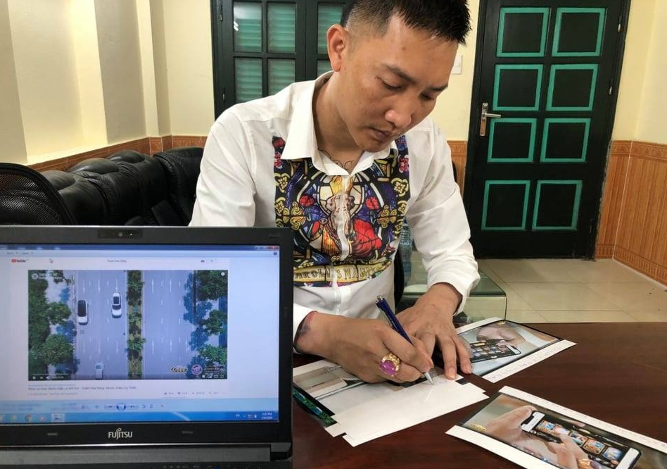 Tại buổi làm việc với cơ quan chức năng ngày 06/11/2020, Huấn “Hoa Hồng” thừa nhận đây là video clip giả mạo VTV, clip này Huấn được một người hâm mộ gửi đến, do không biết là video cắt ghép, chỉnh sửa nên Huấn đã cho đăng trên Fanpage cá nhân.