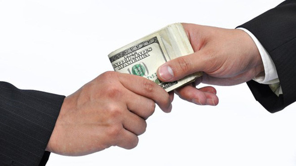 Cuu thu ky TAND cap cao TP.HCM nhan tien chay an: Dieu 355 Luat Hinh su quy an gi?