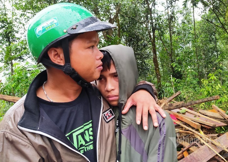 Đau đớn cũng ập đến với em Lê Thanh Tú, học sinh trường Phổ thông Dân tộc Nội Trú tỉnh Quảng Nam – con trai của Bí thư xã Trà Leng Lê Hoàng Việt. Sạt lở đất đã khiến ông Lê Hoàng Việt hiện vẫn đang mất tích trong đống đất đá và 7 người thân khác của Tú gồm cậu, mợ, dì, dượng, cháu và hai em của Tú. Người duy nhất trong gia đình Tú được cứu sống trong đống đổ nát là mẹ của Tú hiện cũng đang bị thương phải điều trị trong bệnh viện. Ảnh:Vietnamnet