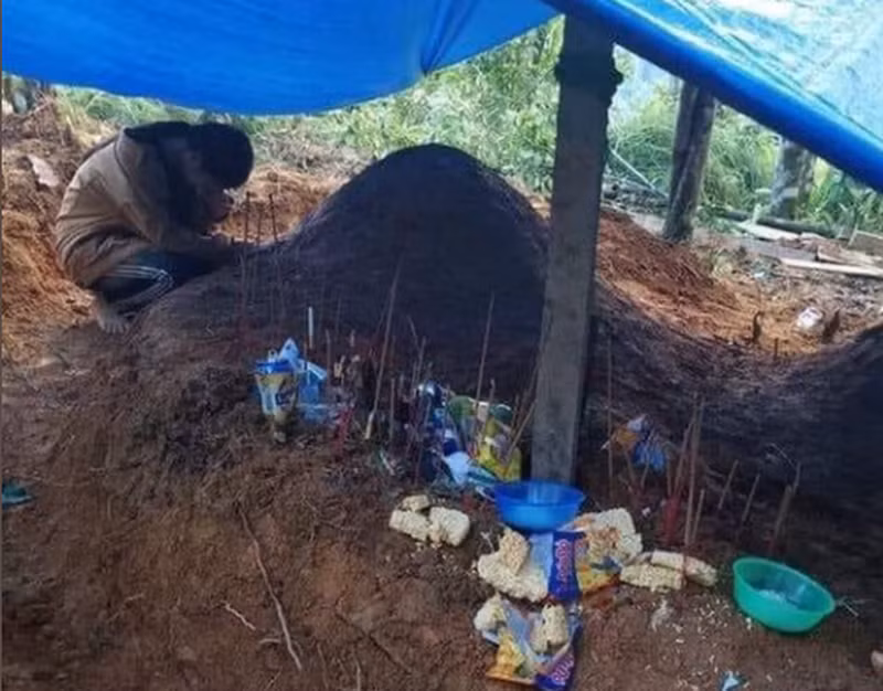 Tại hiện trường vụ sạt lở đất xã Trà Leng, không ai kìm được nước mắt khi chứng kiến hình ảnh nữ sinh Hồ Thị Điệp - học sinh lớp 11, trường THPT Nam Trà My (Quảng Nam) gục khóc bên hai nấm mồ mới đắp sơ sài của bố mẹ em. Sạt lở đất đã vùi lấp ngôi nhà, khiến 2 bố mẹ của nữ sinh này tử vong. 