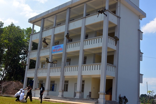 Các kỹ thuật tiếp cận mục tiêu trong nhà cao tầng được cán bộ, chiến đấu viên thực hành nhuần nhuyễn.