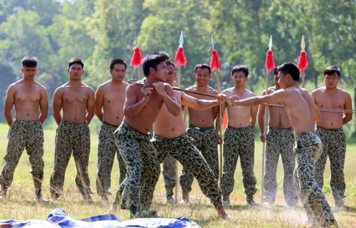 Màn “cuộn dây thép” quanh cổ.