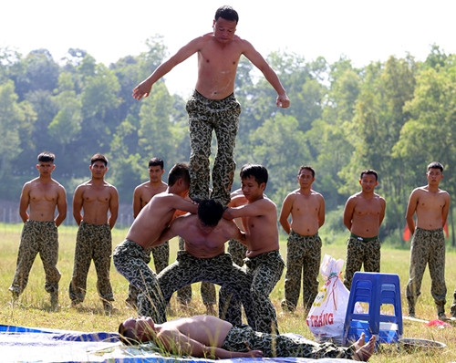 Nằm trên thủy tinh “vận công” chịu lực của đồng đội nhảy từ trên cao xuống.