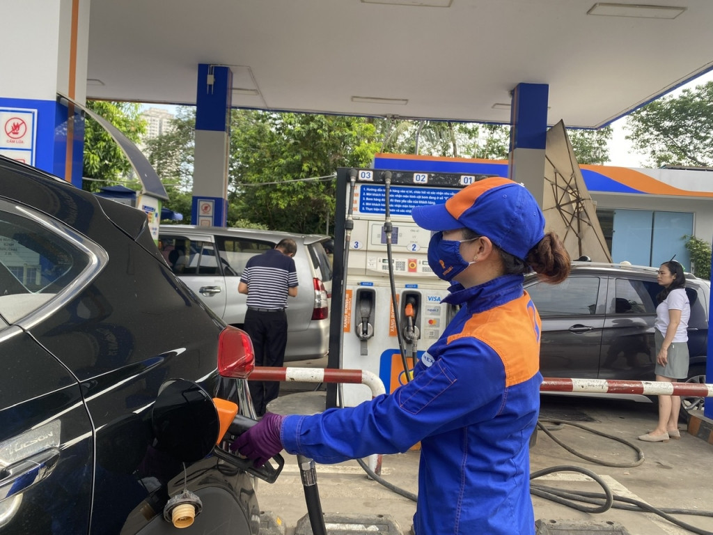 Giá xăng hôm nay 02/11: Tăng bật dư dội? Gia xang hom nay 02/11: Tang bat du doi?