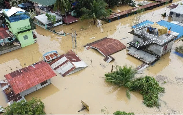 Siêu bão Man-yi là siêu bão cấp 5, 1 trong 5 siêu bão mạnh nhất hành tinh trong mùa bão 2024 đã đổ bộ vào vùng Panganiban, đảo Catanduanes (Philippines) tối muộn 16/11, với sức gió duy trì tối đa lên tới 185km/h. Sau khi đổ bộ, siêu bão Man-yi đã làm cây cối ngã đổ, gây hư hại cho hệ thống dây điện và thổi bay mái tôn của những ngôi nhà trong khu vực bị ảnh hưởng. Man-yi làm ít nhất 163 người đã thiệt mạng, cùng hàng ngàn người mất nhà cửa...