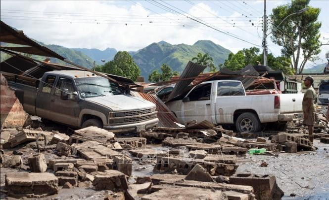 Bão Beryl hình thành trên Đại Tây Dương từ ngày 30/6, sau đó nhanh chóng mạnh lên thành siêu bão cấp 5 - cấp mạnh nhất trong thang bão Saffir-Simpson. Siêu bão này đã hoành hành Quần đảo Cayman, quét qua Jamaica, Grenada, Saint Vincent và the Grenadines, khiến ít nhất 11 người thiệt mạng, làm đổ sập nhiều nhà cửa, công trình. Trong ảnh: Các phương tiện bị phá hủy khi nước lũ do bão Beryl quét qua Cumanacoa, Venezuela ngày 2/7/2024. Ảnh: Reuters/TTXVN