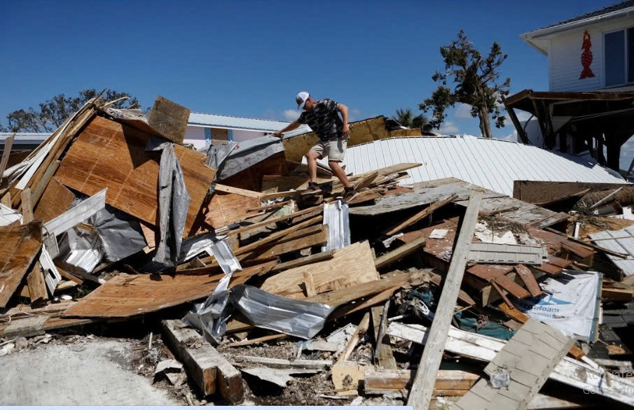 Ngày 2/10, bão Helene đổ bộ vào nước Mỹ, tàn phá Florida và các bang khác ở miền đông nam. Với ít nhất 235 người thiệt mạng, Bão Helene khiến hàng trăm con đường bị ngập lụt, sạt lở, nhiều cây cầu bị phá huỷ, hàng triệu hộ gia đình bị mất điện... Helene là cơn bão gây chết chóc thứ hai từng tấn công lục địa Mỹ trong hơn nửa thế kỷ sau bão Katrina - cơn bão đã tàn phá bang Louisiana vào năm 2005, cướp đi sinh mạng của gần 1.400 người. (Ảnh: Reuters)