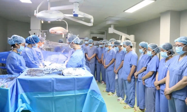 Chang trai 18 tuoi hien tang hoi sinh 6 cuoc doi