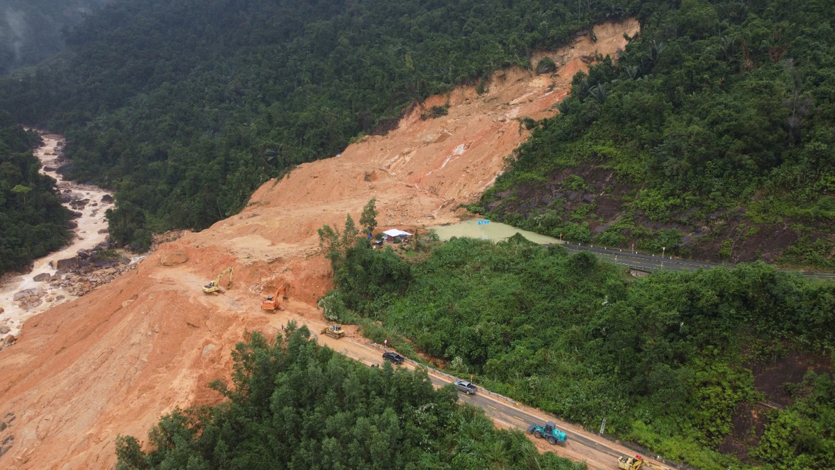 Sạt lở đèo Khánh Lê: Đề nghị công bố tình huống khẩn cấp về thiên tai Sat lo deo Khanh Le: De nghi cong bo tinh huong khan cap ve thien tai