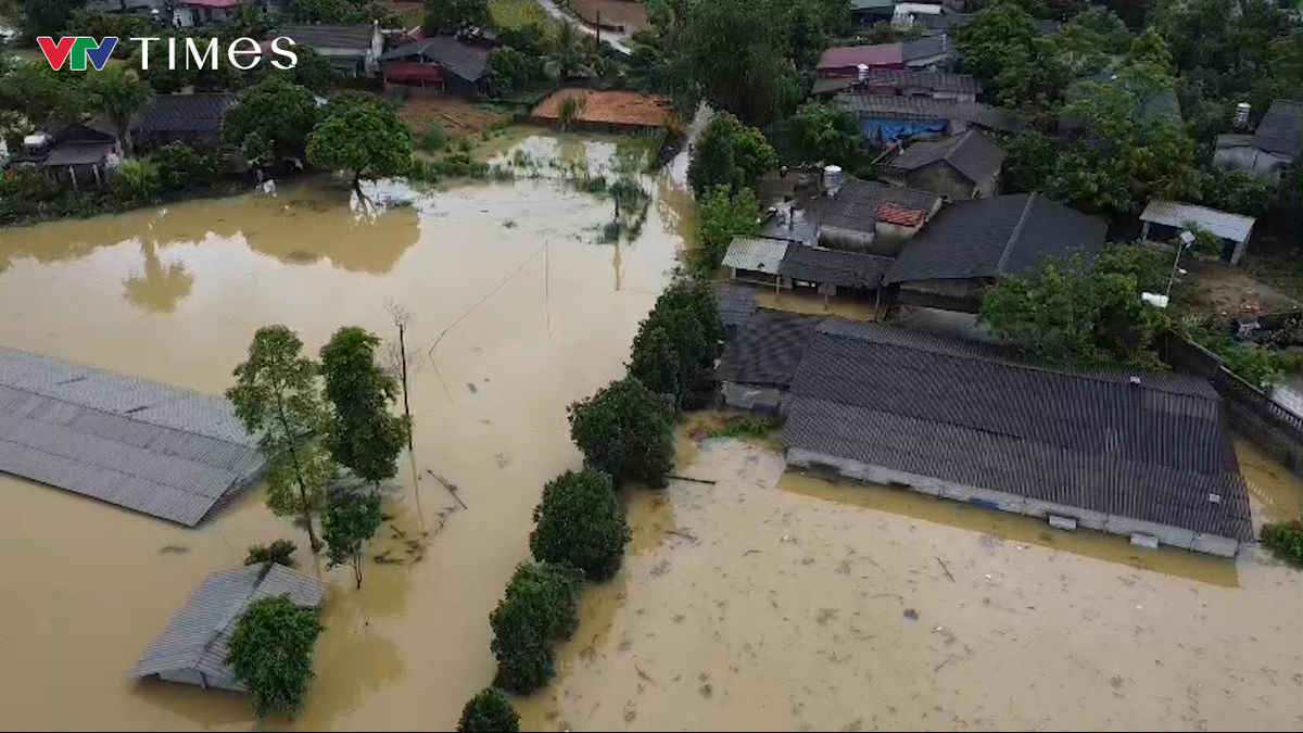 Theo báo cáo mới nhất của Cục Quản lý đê điều và Phòng, chống thiên tai, các loại hình thiên tai đã gây thiệt hại lớn về người và tài sản, cơ sở hạ tầng... Tính đến đầu tháng 12, thiên tai đã làm 514 người chết và mất tích; 2.207 người bị thương. Về nhà ở, đã có 6.905 nhà sập, đổ; 294.813 nhà bị hư hỏng, tốc mái. 338.955 ha lúa, hoa màu, 300.103 ha cây trồng khác bị ảnh hưởng, thiệt hại; 56.886 con gia súc, 5.321.084 con gia cầm bị chết, cuốn trôi. (Ảnh: Vỡ đê sông Lô gây ngập lụt. Nguồn: VTV online)
