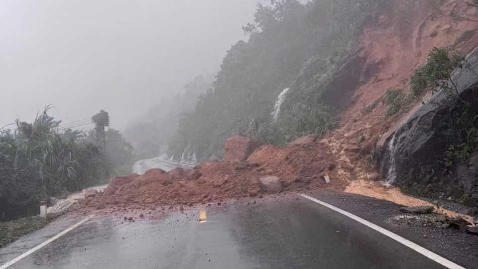 Khanh Hoa: Can canh sat lo nghiem trong tren deo Khanh Le di Da Lat-Hinh-4