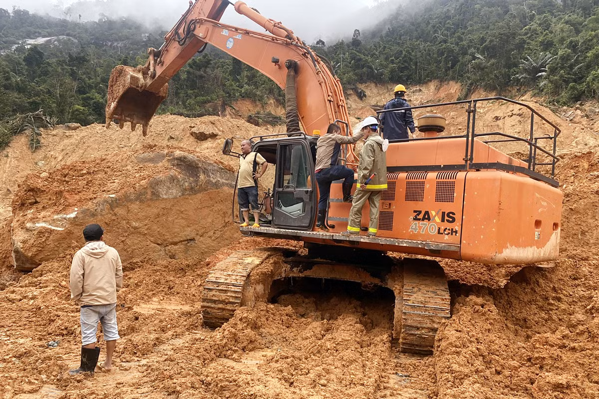 Thêm 4 khối đá nặng hàng trăm tấn chắn đèo Khánh Lê Them 4 khoi da nang hang tram tan chan deo Khanh Le